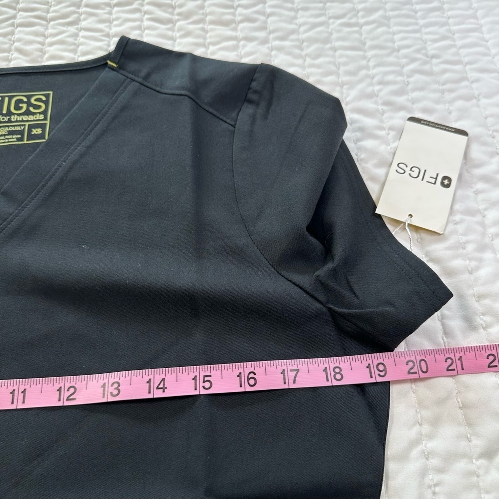 Figs ScrubsTop Women’s XS Stretch Pockets black with Yellow Logo Medical Wear - Picture 10 of 14